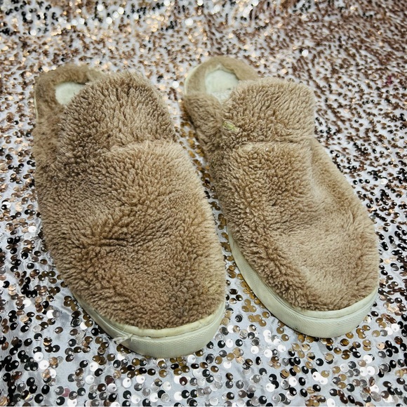 Billabong Fuzzy Slippers Size Unknown Fits like an 8 - Picture 5 of 5